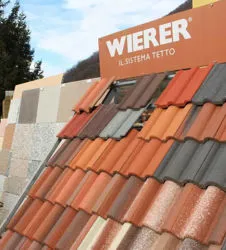 Tegole in cemento di diversi tipi e colori.