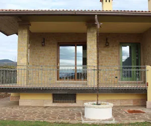 Realizzazione colonne e facciata in sasso giallo reale.