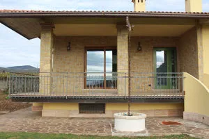 Realizzazione colonne e facciata in sasso giallo reale.