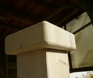 Capitello per pilastri in legno.