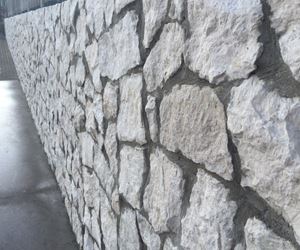 Realizzazione di un muro rivestito con sasso opera incerta botticino.