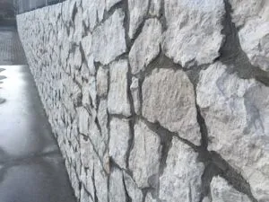 Realizzazione di un muro rivestito con sasso opera incerta