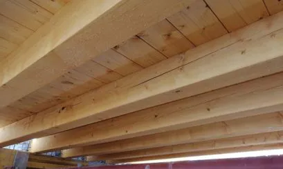 Nuovo solaio con travi di abete massiccio essiccate in forno.