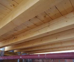 Nuovo solaio con travi di abete massiccio essiccate in forno.