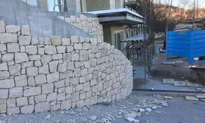 Rivestimento muro in cls con sasso opera incerta.