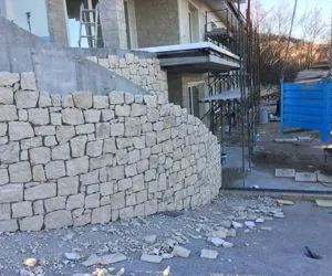 Rivestimento muro in cls con sasso opera incerta.