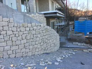 Rivestimento muro in cls con sasso opera incerta.
