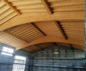 Copertura capannone con boomerang e travi lamellari in abete a Verona